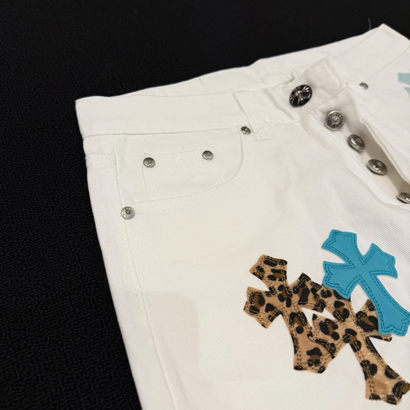 P250 Style number: D365 Chrome Hearts blue leopard print color-blocked leather jeans Size: 28-34 corresponding to S-XL Color: White Size: S-XL (corresponding to 28 30 32 34) 28 30 32 34 Size S M L XL Pants length 101 102 103 104 Hips 110 114 118 122 Waist circumference 86 90 94 98 (There is an error of 1~3cm due to manual measurement)
